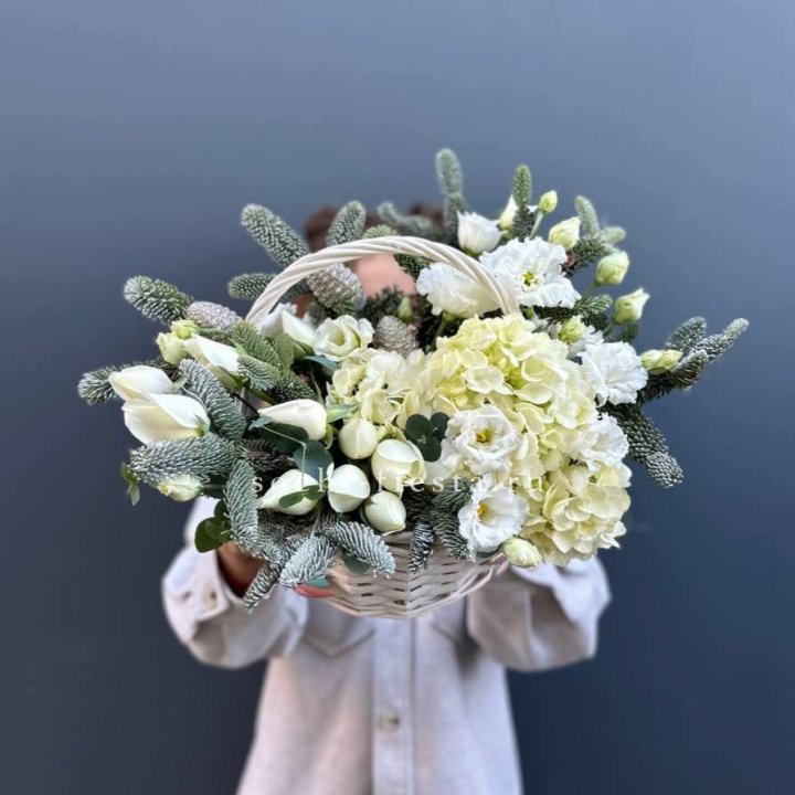 Новогодняя корзина с цветами в Нижнем Новгороде