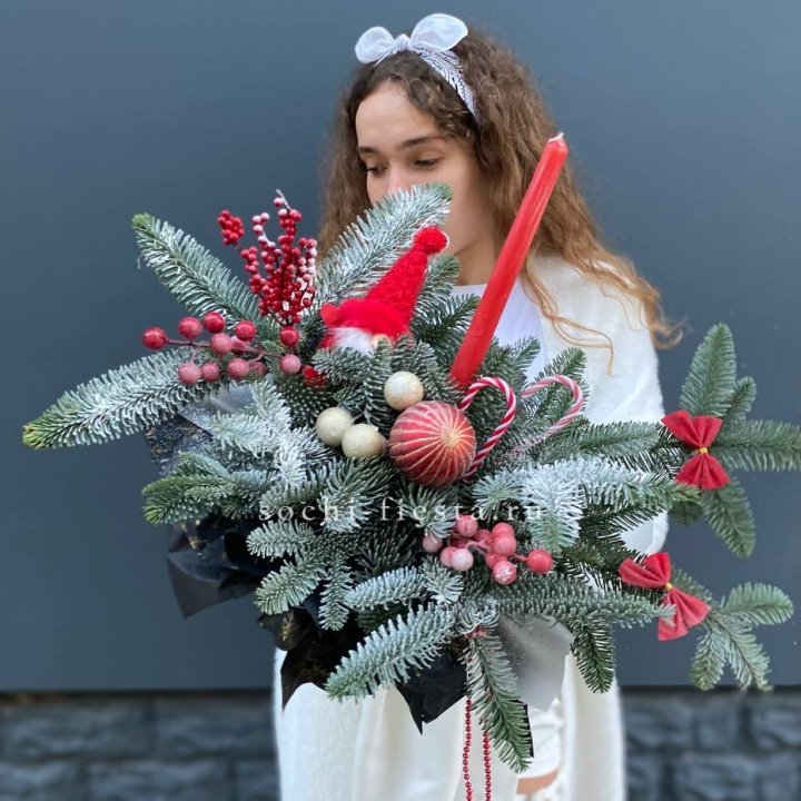 Композиция в бокале красная в Сириусе