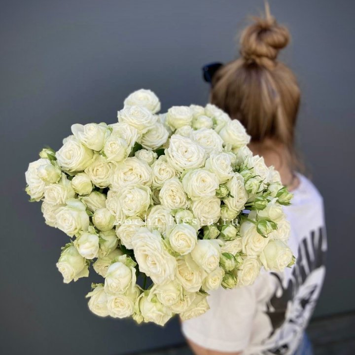 Охапка кустовых роз бомбастик  в Сириусе