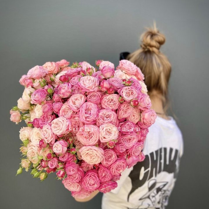 Охапка кустовых роз бомбастик пинк в Сириусе