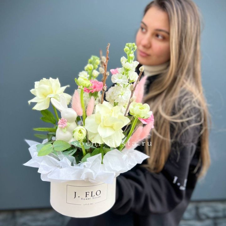 Цветочный бокс "Пасхальная композиция" в Сириусе