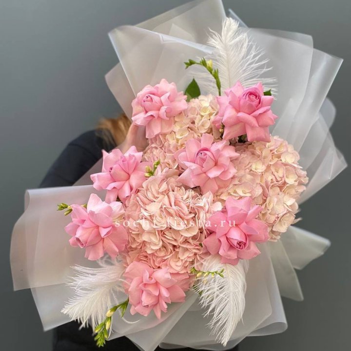 Букет  из гортензий и розовых роз в Сириусе