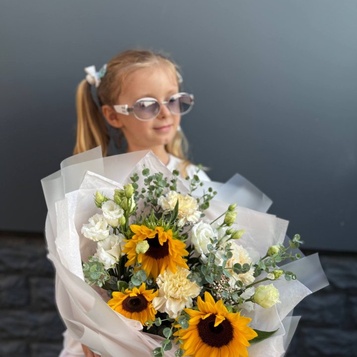  Букет  из стойких цветов с подсолнухами в Сириусе