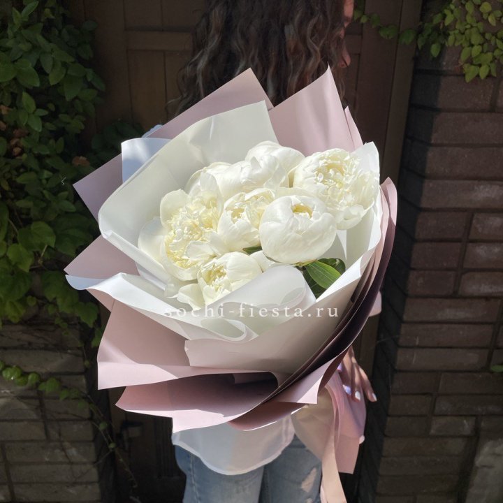 9 белоснежных пионов в Нижнем Новгороде