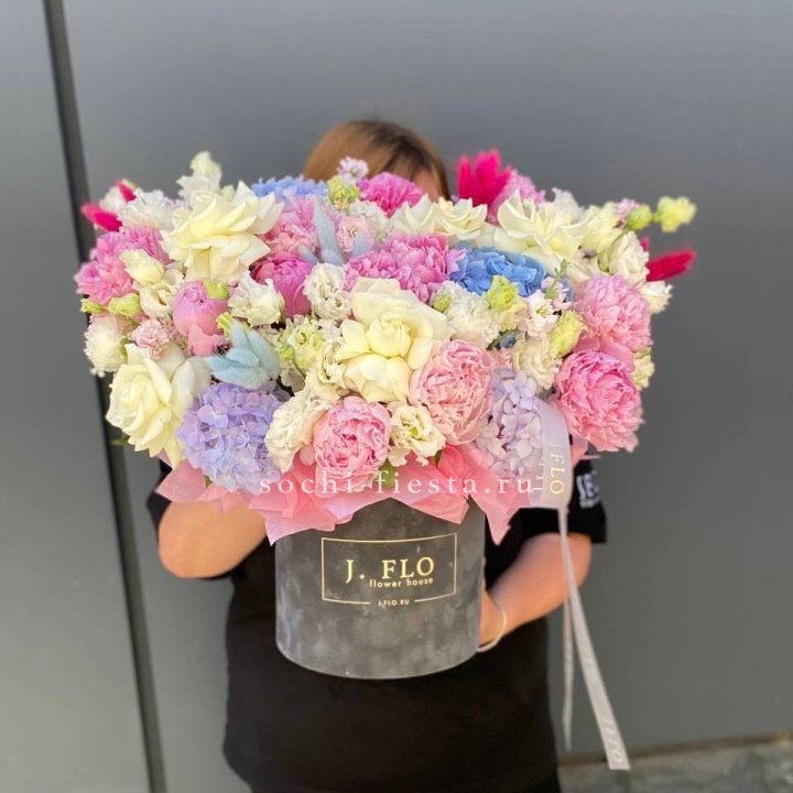 Цилиндр с пионами "Аса" в Сириусе