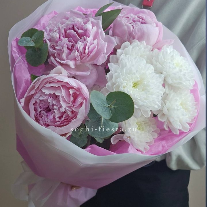  Букет комплимент с пионами в Сириусе