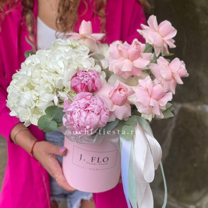 Цилиндр с пионами "Алисия" в Сириусе