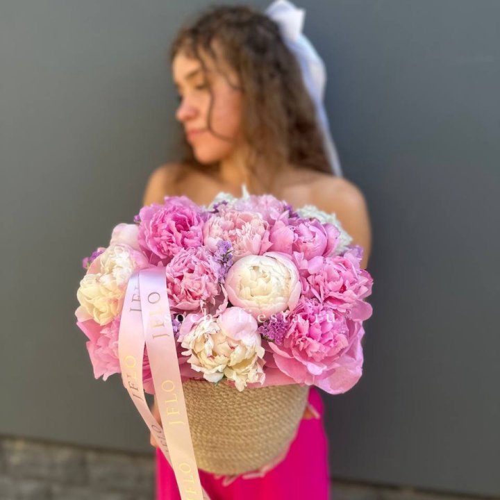 15 пионов в джутовом кашпо в Сириусе