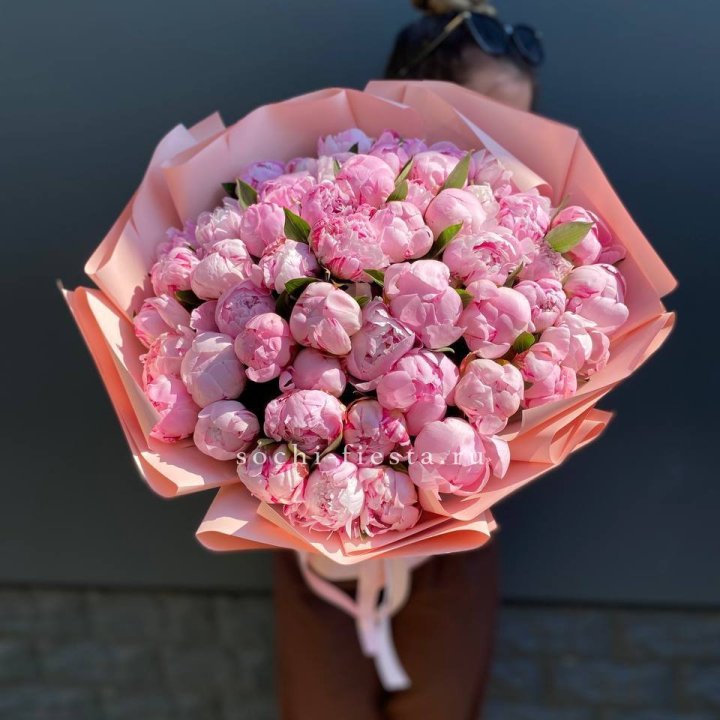 Нежный букет 51 пионов  в Сириусе