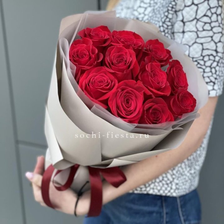 Букет красных роз "Рози" в Сириусе