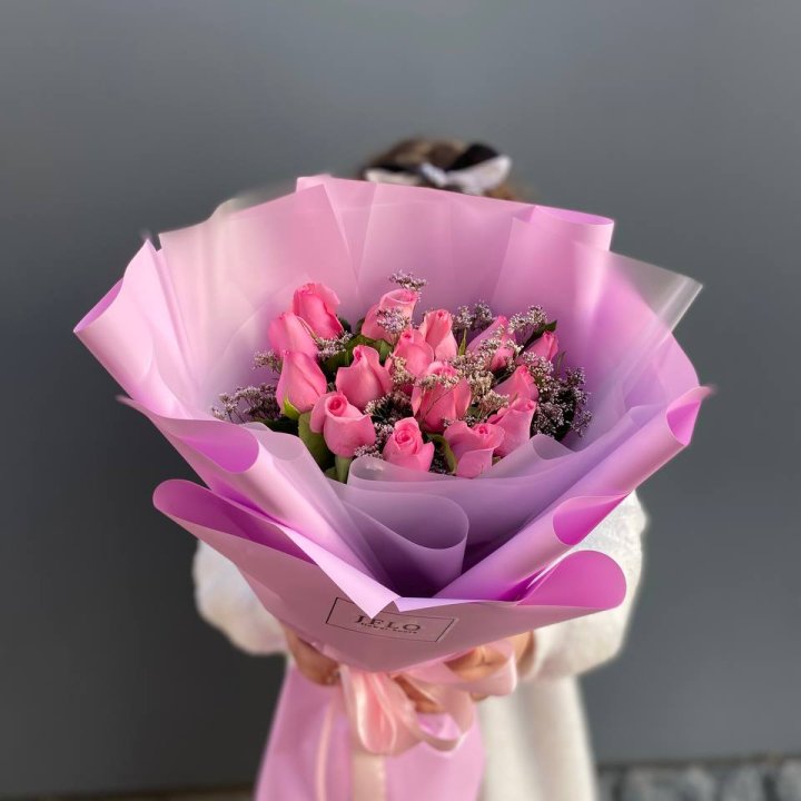 15 розовых роз с лимониумом с доставкой в Сириусе