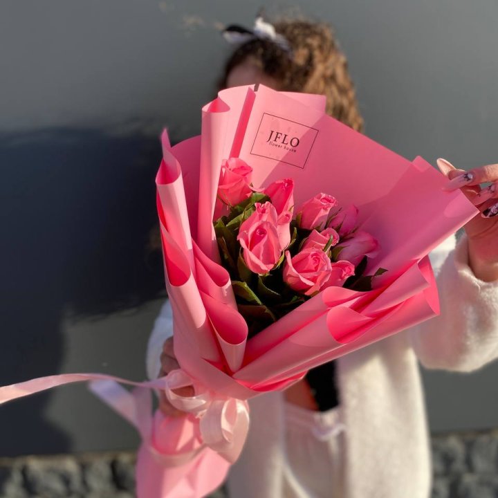 11 розовых роз с доставкой в Сириусе