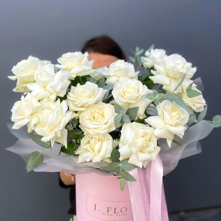 17 Французских белых роз в боксе в Сириусе