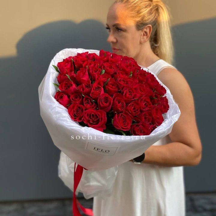 51 роза мадам ред в нежном оформлении в Сириусе