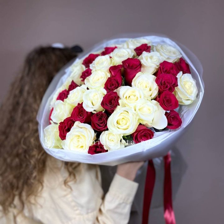 Букет из красных белых 45 роз в Сириусе