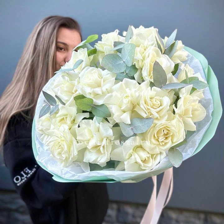 19 Белых французских роз "Ноте бьянке" в Сириусе