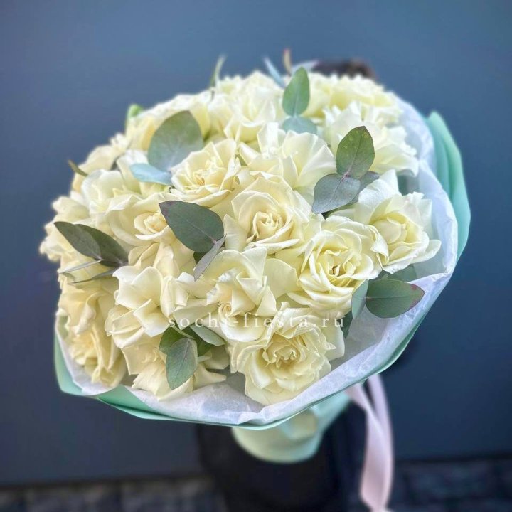 25 Белых французских роз "Ноте бьянка" в Сириусе