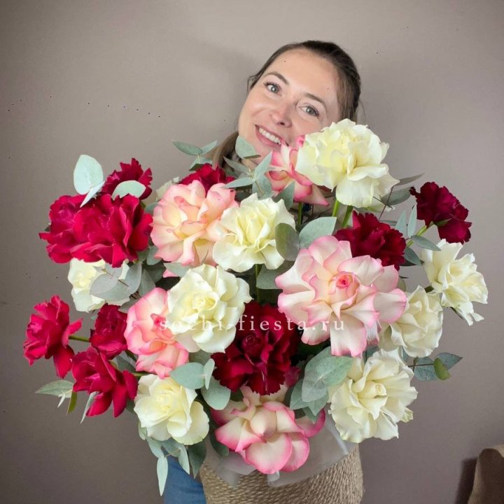 35 французских роз микс в джутовом боксе в Нижнем Новгороде