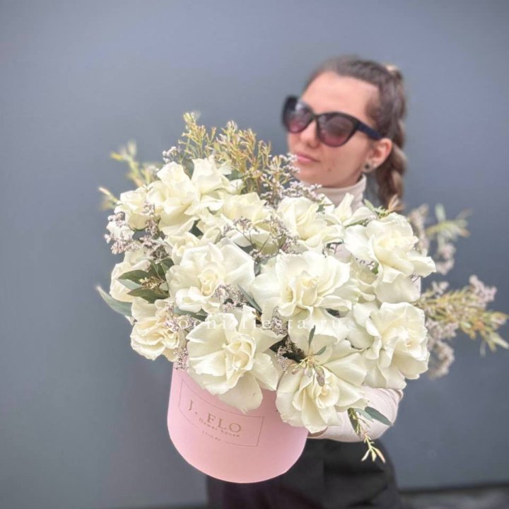 17 Французских белых роз в коробке Афина в Сириусе