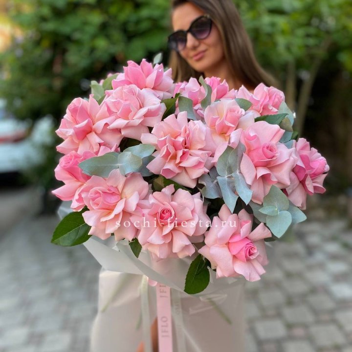 17 Розовых  французских роз в Сириусе