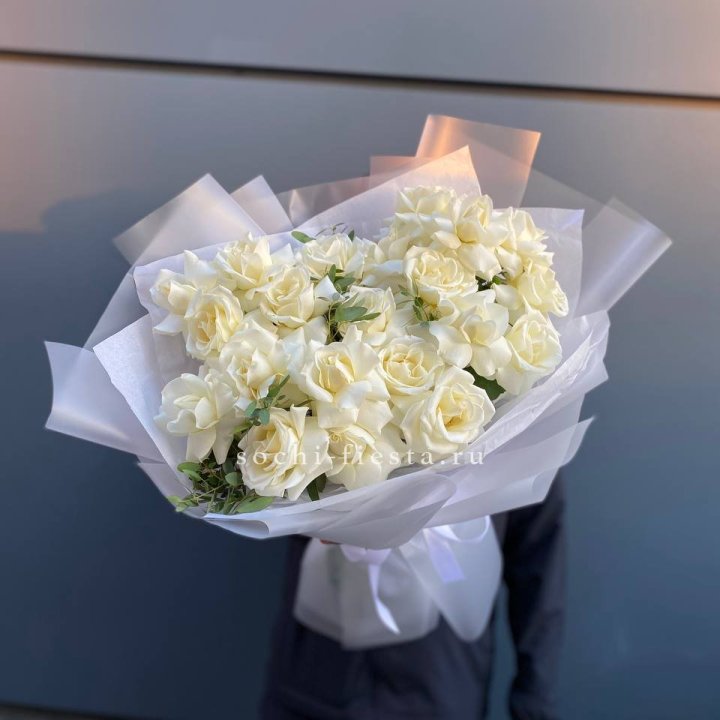Пышный букет из белых роз в Сириусе