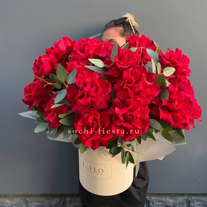25 Французских красных роз в коробке в Сириусе