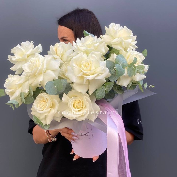 11 Французских белых роз в боксе в Сириусе