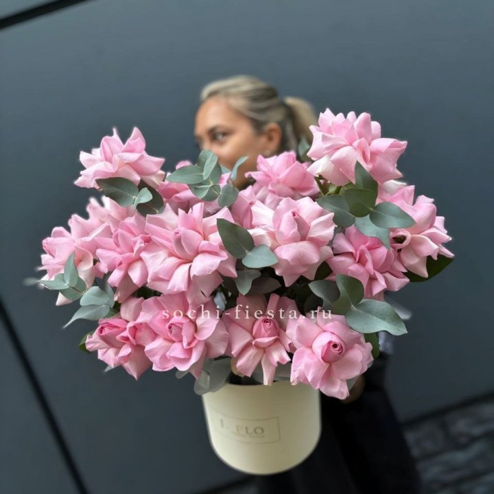 17 Розовых французских роз в боксе в Нижнем Новгороде