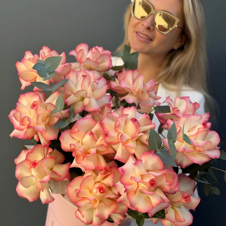 15 французских  роз Джумилия в боксе в Сириусе