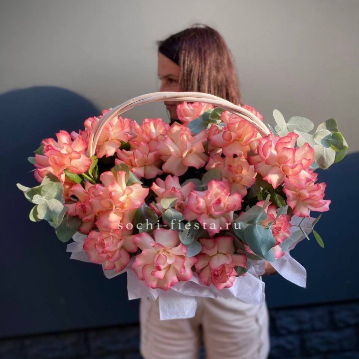 25 Французских роз Джумилия в корзине с доставкой в Нижнем Новгороде