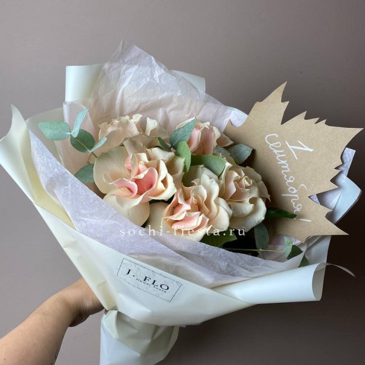 Букет кремовых роз к дню знаний в Сириусе