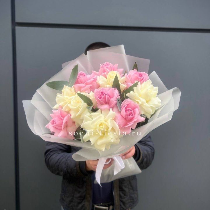 11 бело-розовых роз с доставкой в Сириусе