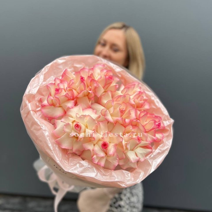 9 французских роз Джумилия в нежном оформлении с доставкой в Нижнем Новгороде