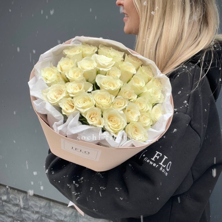 31 белая роза в оформлении в Нижнем Новгороде