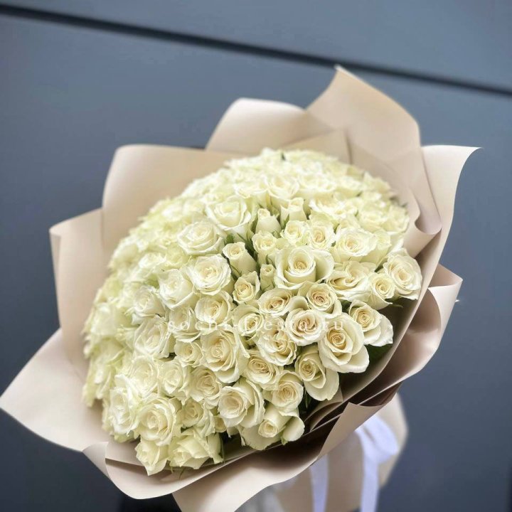 101 белая роза Атена в Нижнем Новгороде