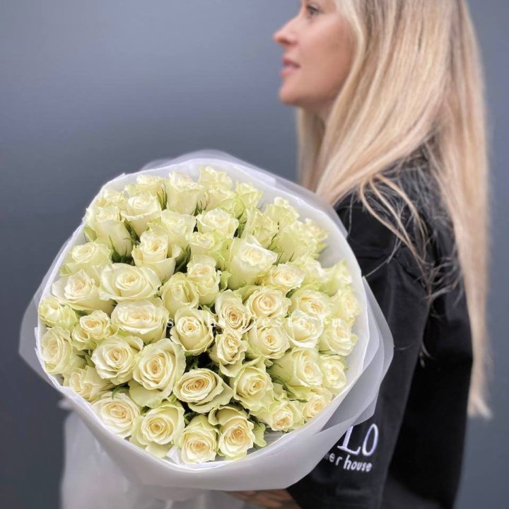 Воздушный букет из 51 белой кенийской розы в Сириусе