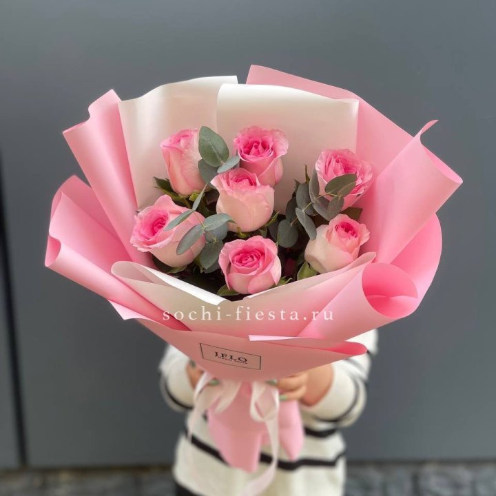 7 роз с эвкалиптом с доставкой в Сириусе