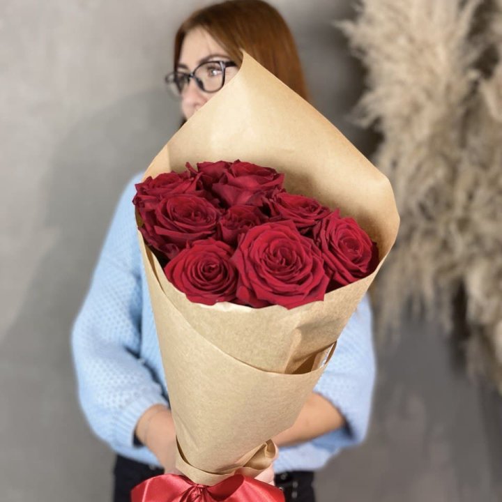 9 красных роз в крафте в Нижнем Новгороде