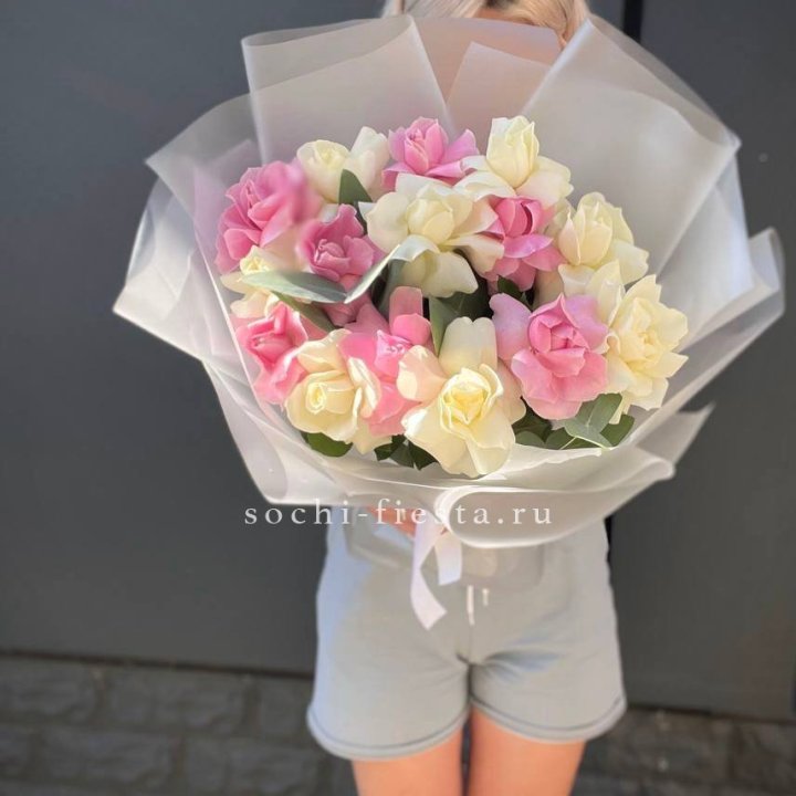 15 бело-розовых роз в Сириусе
