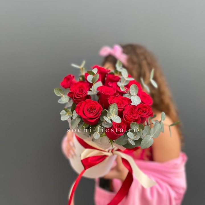 15 Красных роз в боксе №2 в Сириусе