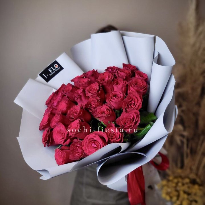 Красные розы 33 шт в Сириусе