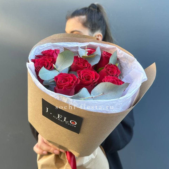 9 роз с эвкалиптом в Нижнем Новгороде