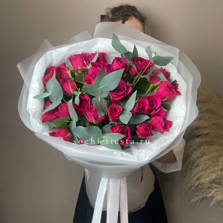 25 малиновых роз с эвкалиптом в Нижнем Новгороде