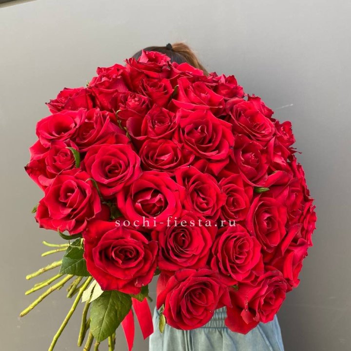 35 красных роз под ленту с доставкой в Сириусе