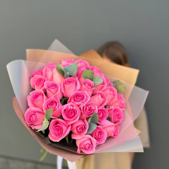 31 розовая роза с эвкалиптом в Нижнем Новгороде