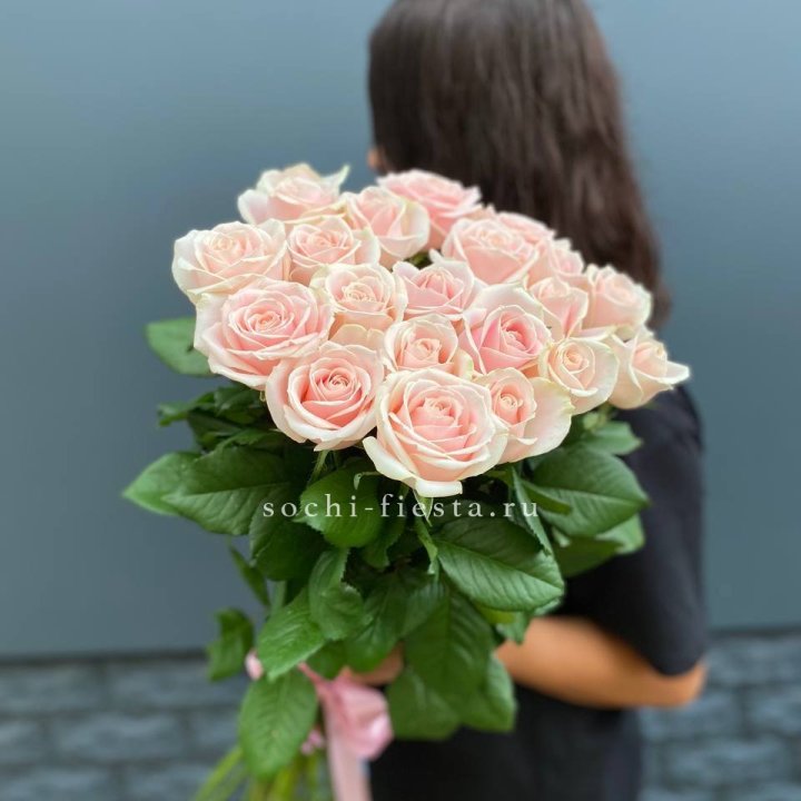Высокие розовые розы в Нижнем Новгороде