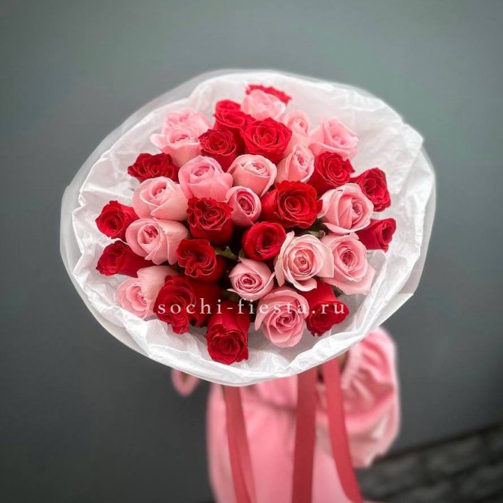Букет красных и розовых 35 роз в Нижнем Новгороде