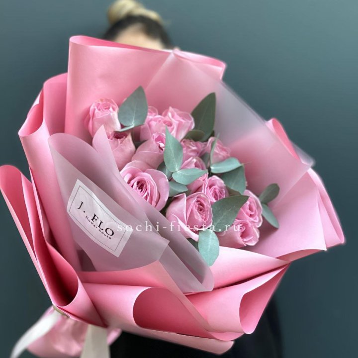 15 Розовых роз с эвкалиптом в Нижнем Новгороде