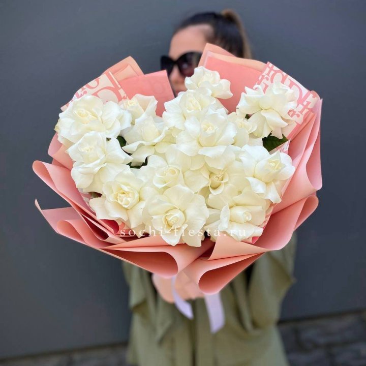 Белые розы "Аморе" в Нижнем Новгороде