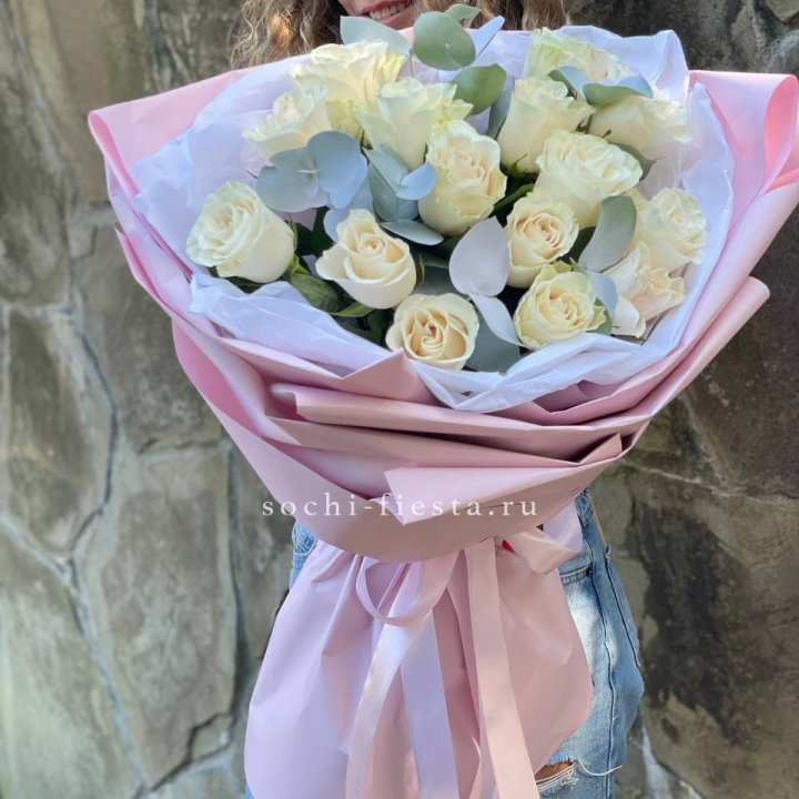 Белые розы в авторском оформлении в Нижнем Новгороде